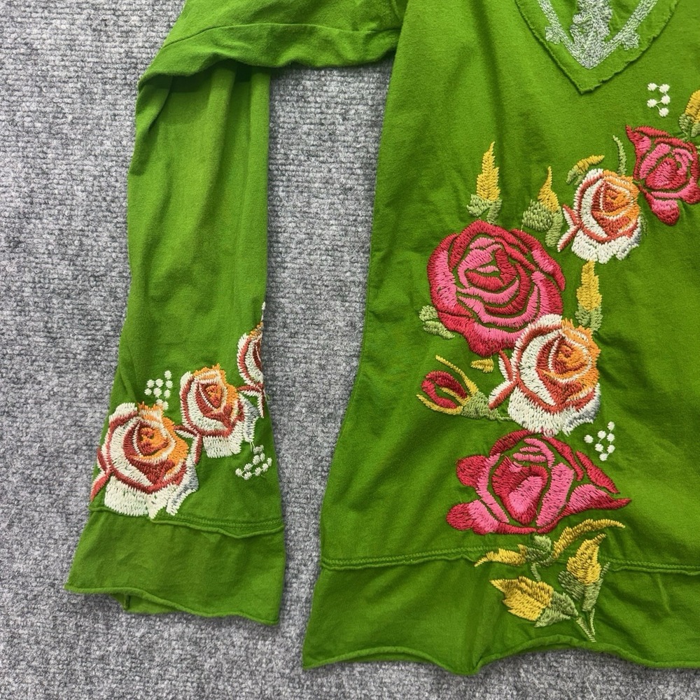 JW Los‎ Angeles green blouse top embroidered roses women's Large w/ small stain - Picture 6 of 10